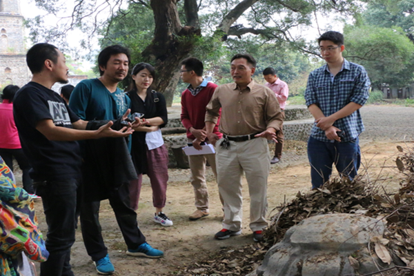 陶雄军教授,莫敷建副教授,杨禛老师与县文宝所李所长实地研究古建