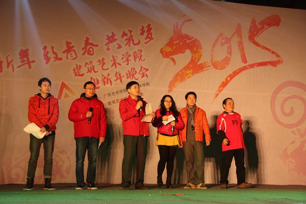 表演古典舞《喜水》学生会干部吉翔,周颖奇表演情景剧学生干部陈念,吴