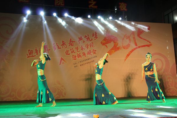 表演古典舞《喜水》学生会干部吉翔,周颖奇表演情景剧学生干部陈念,吴