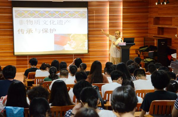 重点介绍了我国非物质文化遗产保护现状,并结合自身天琴民族技艺项目