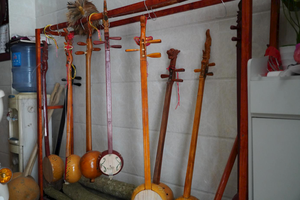 制作精美的天琴农老师详细给回访组介绍天琴技艺回访组一行在工作室